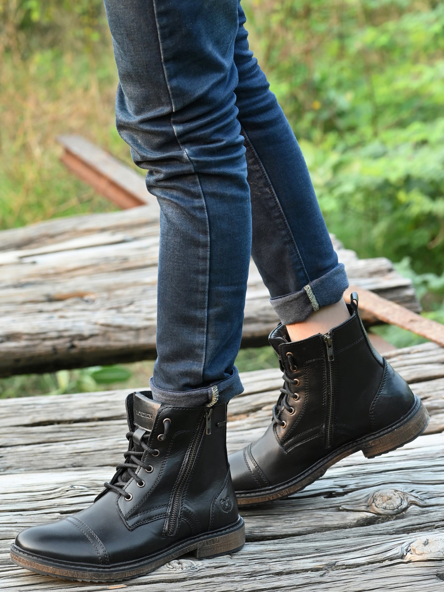 Artisan Trail Black